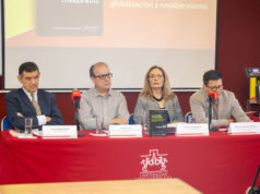 Académico presenta una crítica a la democracia liberal en tiempos de globalización y neoliberalismo