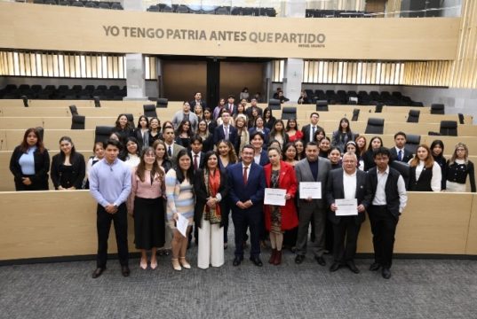 Recibe diputado Pavel Gaspar a estudiantes de la BUAP que participaron en el programa “Diputado por un Día”
