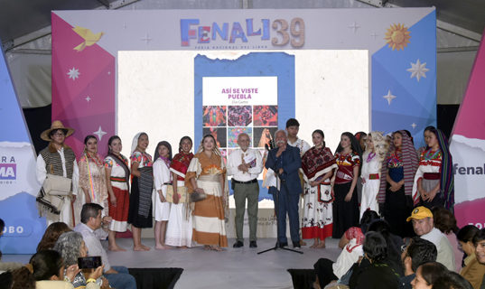 Presentan Así se viste Puebla, del maestro Elías Guerra en la FENALI 39