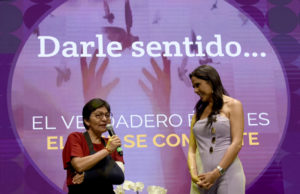 Imparte conferencia Paola Rojas en la BUAP