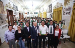 Senador Néstor Camarillo Medina dialoga con estudiantes de la Universidad Alva Edison