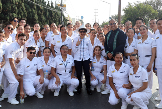 La rectora Lilia Cedillo encabeza contingente de la BUAP en el desfile del 5 de Mayo