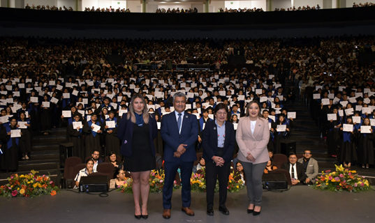Acompaña Rectora Lilia Cedillo a estudiantes del Complejo Regional Centro en su graduación