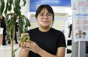 Propone estudiante BUAP aprovechar residuos de agave para crear fibras textiles