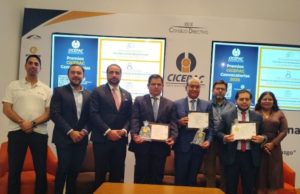 CICEPAC entrega reconocimiento a trayectoria profesional, así como al estudiante y catedrático del año