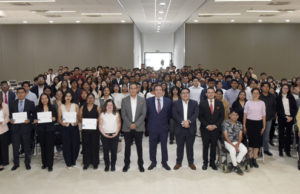 Entregan BUAP y Fundación BBVA reconocimientos a egresados de licenciatura
