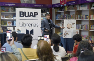 Presenta Mario Iván Martínez colección de cuentos infantiles en la Librería CCU