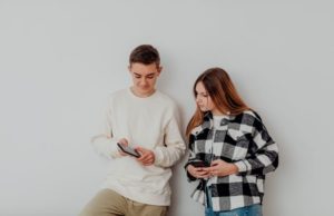 Uso de celulares en las escuelas: el reto es regularlos, no prohibirlos por completo