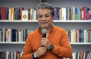 El humor, una vía para lidiar con el caos: Freddy Ortega