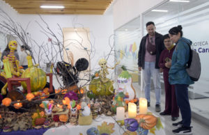 Universidad para Adultos BUAP celebra la tradición del Día de Muertos